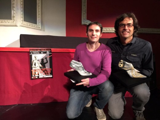David Prats Juan (iz.) con su premio de la Muestra de Elda y junto al director del cortometraje 'Última sesión', Natxo Fuentes.