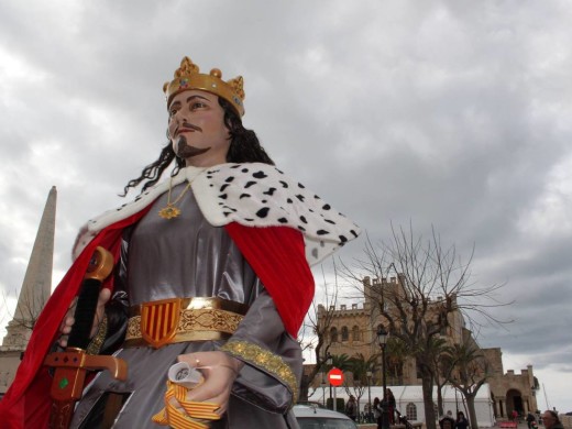 Los gigantes de Llucmaçanes, al ritmo de ‘Campanas de Belén’ en Ciutadella