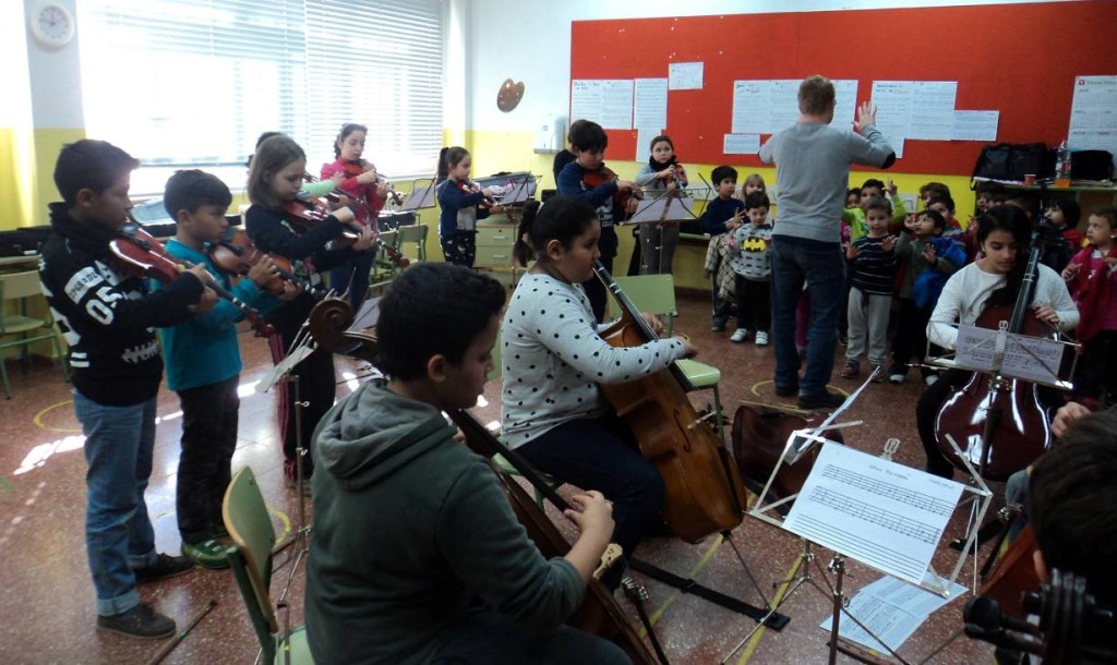 Ensayo de la orquesta del proyecto Cuatro Cuerdas. Foto: JJMM Maó.