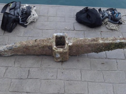 Recuperan el cepo de una ancla romana del fondo del mar de Son Saura