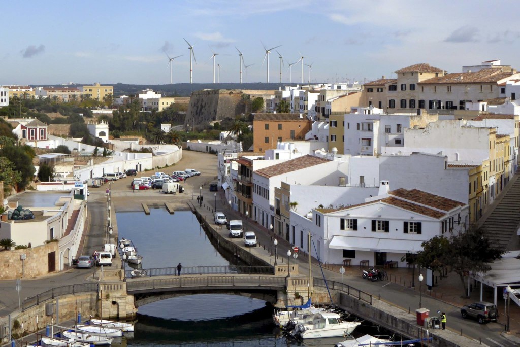 Fotomontaje que la S.H.A. Martí i Bella ha publicado hace unos días en Facebook para visualizar el impacto que los molinos eólicos tendrían desde Ciutadella. Foto: SHA Martí i Bella.