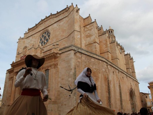 Los gigantes de Llucmaçanes, al ritmo de ‘Campanas de Belén’ en Ciutadella