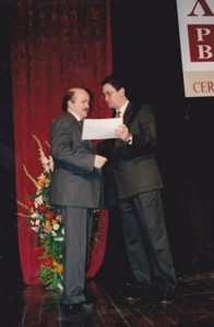 Josep Lluís Sirera recogiendo el Premi Born de Teatre de 1993 de manos de Jaume Font, presidente del Cercle Artístic. Foto: Cercle Artístic.