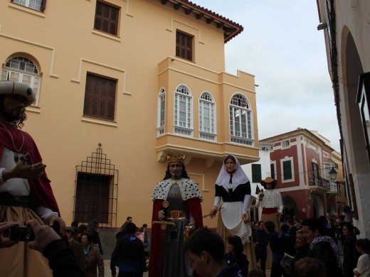 Los gigantes de Llucmaçanes, al ritmo de ‘Campanas de Belén’ en Ciutadella