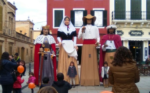 Los gigantes Joan, Rita, Alfons III y Abú Umar en la plaza de ses Palmeres de Ciutadella antes de iniciar su recorrido.