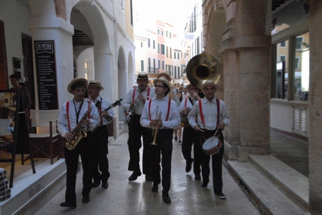 Actuación de Moby Dixie por las calles de Ciutadella durante la Trobada de Dixieland del último Menorca Jazz. Foto: Bernat Casasnovas.