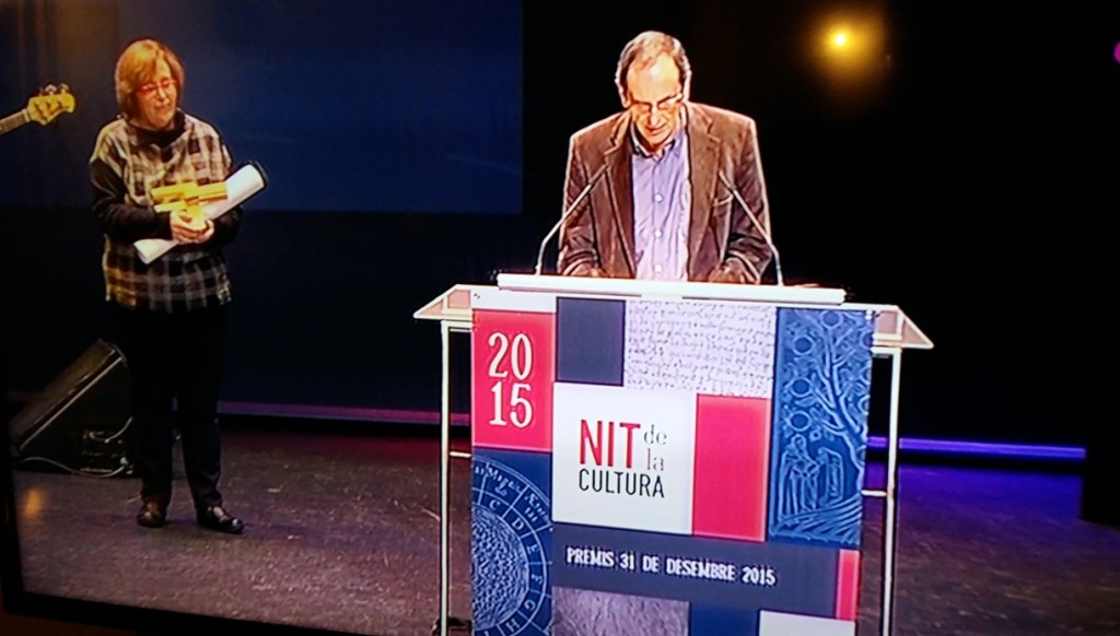 Pere Gomila durante su parlamento de agradecimiento del premio para 'I si passa, què ens passa?', en una imagen captada de IB3.