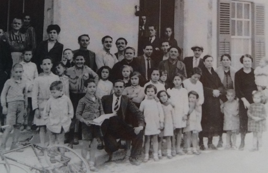 Recorte de la foto en la que algunas personas de las afortunadas con el Gordo posan ante el estanco de la calle del Roser. Foto: Arxiu Històric Municipal de Ciutadella.