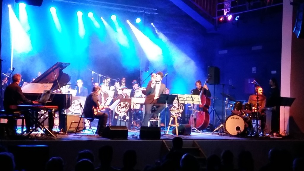 Shanti Gordi durante su actuación en el teatro de Calós con la Joan Mesquida Big Band.