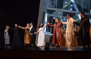 Simón Orfila junto a Juan Diego Florez y a los principales protagonistas de la ópera saludando al público tras finalizar el estreno. Foto: Gran Teatre del Liceu.