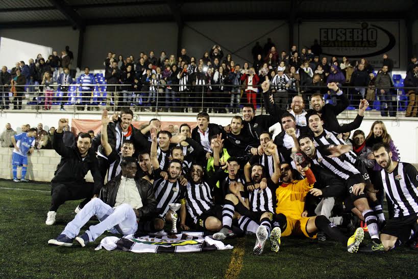 Jugadores y cuerpo técnico, celebrando el título (Fotos: deportesmenorca.com)