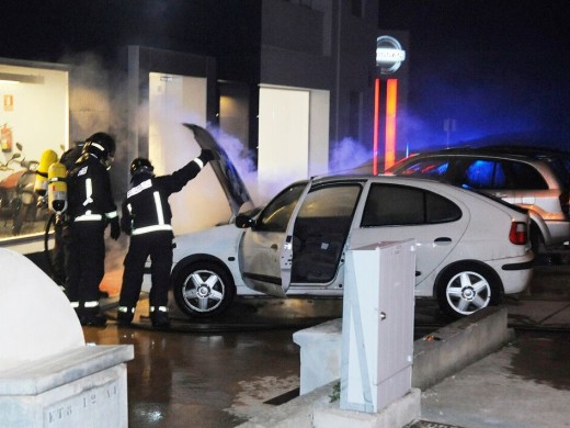 Arde un coche en el polígono de Maó