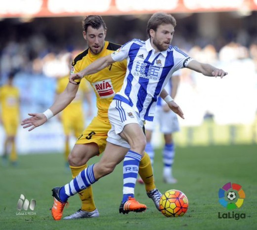 Sergi Enrich, encimando a Illarramendi (Fotos: laliga.es)