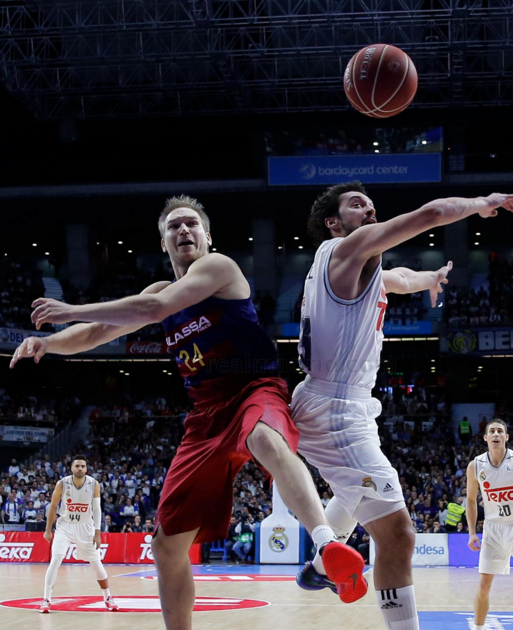 Sergio Llull pelea un rebote con Brad Oleson.