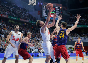 Llull lanza a canasta (Fotos: realmadrid.com)