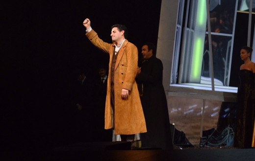 Simón Orfila, en segundo término, aplaude también a Juan Diego Florez al finalizar el estreno de 'Lucia di Lammermoor'. Foto: Gran Teatre del Liceu.
