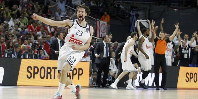 Llull celebra una canasta.