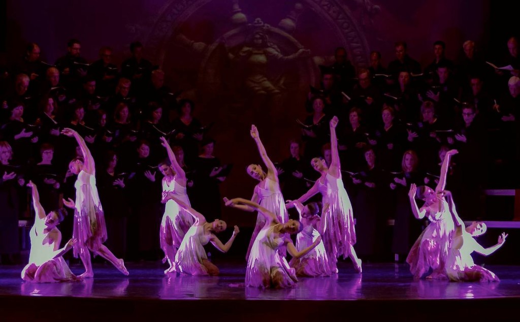 El Cor Illa de Menorca y Alba Estudi de Dansa en el 'Carmina Burana' de 2014. Foto: Karlos Hurtado.