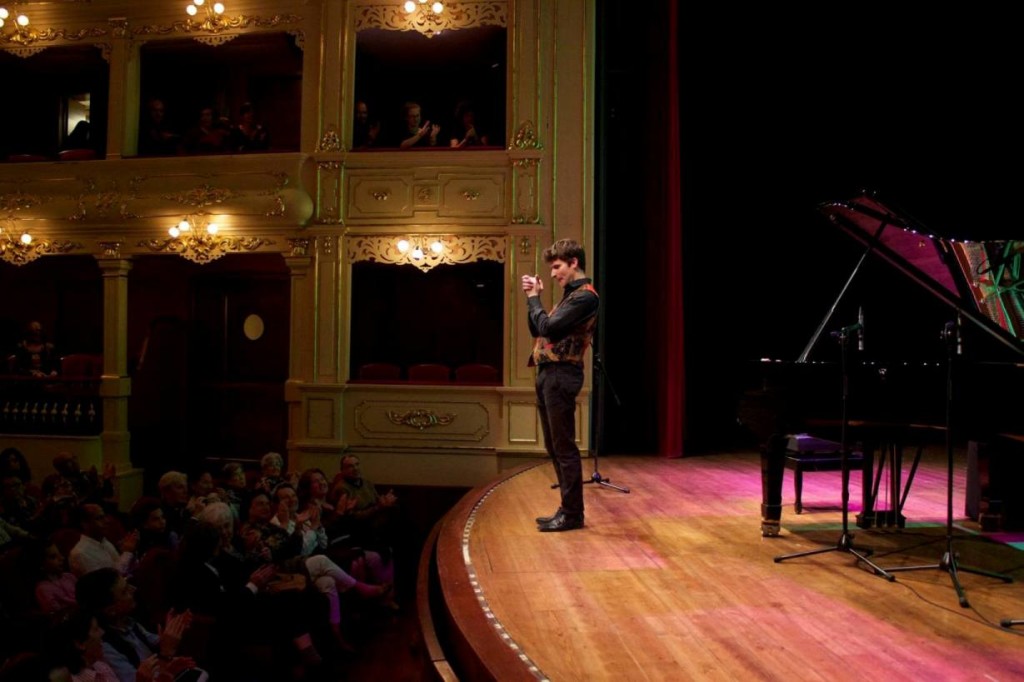 Marco Mezquida, en el Principal de Maó el día de su actuación en el marco del 150º aniversario del IES Joan Ramis i Ramis. Foto: M.M.