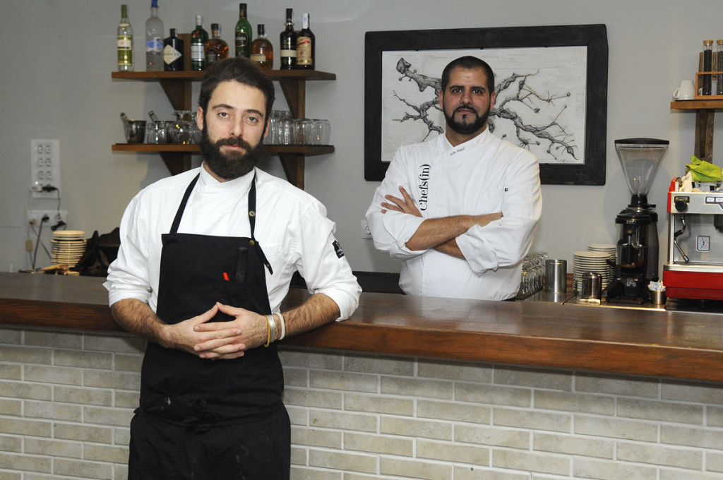 Los chefs Antoni Taltavull (izquierda) y Joan Bagur, en su restaurante y con el cuadro 'Rels' al fondo. Foto: Tolo Mercadal.