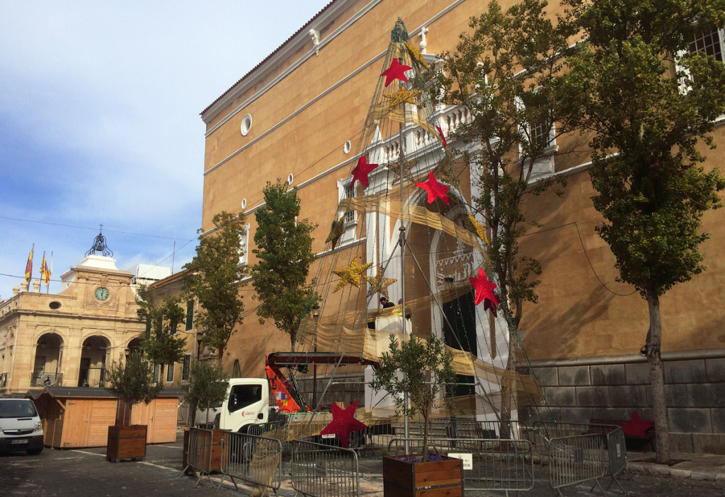 La Plaça Constitució se prepara para los primeros actos navideños.