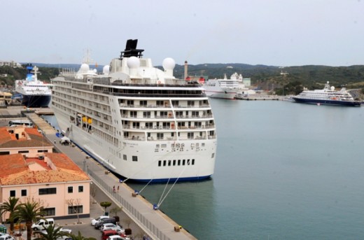 Cruceros y el Ferry de Acciona en el puerto de Maó (Foto: Tolo Mercadal)