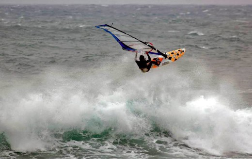 Espectacular acrobacia en Sant Tomàs (Foto: Festival de Windsurf de Menorca)