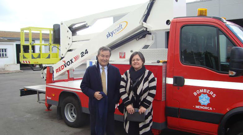 Joan Gual de Torrella y Cristina Gómez, junto al camión.