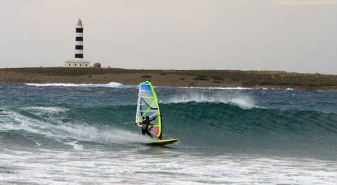 Winsurfista en Punta Prima, Sant Lluís (Foto: Festival Windsurf Menorca)