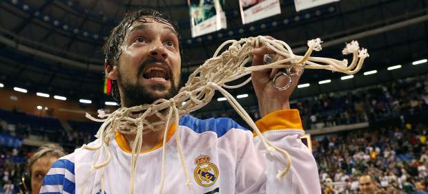 Llull corta la red de la canasta tras el triunfo en la Copa en 2014.