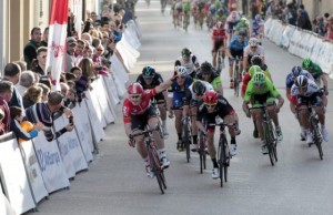 Sprint final en la localidad de Porreres (Fotos: Challenge Vuelta a Mallorca)