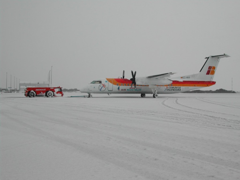 La nieve cubrió la pista del Aeropuerto y obligó a cerrarlo durante la mañana (Foto: Air Nostrum)