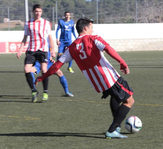 Pepo desplaza el balón en un momento del partido (Fotos: Karlos Hurtado)