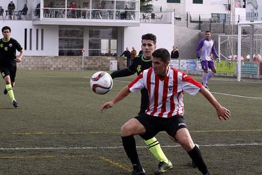 Robert protege el balón ante un jugador del Soledad (Fotos: deportesmenorca.com)