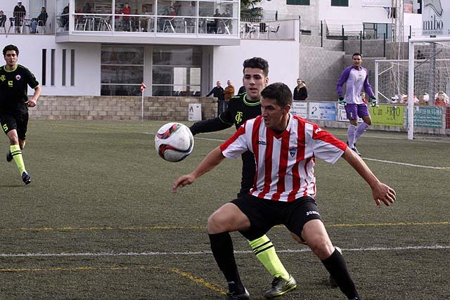 Robert protege el balón ante un jugador del Soledad (Fotos: deportesmenorca.com)