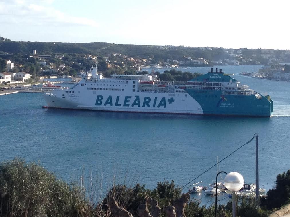 Imagen del barco de Baleària atracando en Maó (Foto: Nando Andreu)