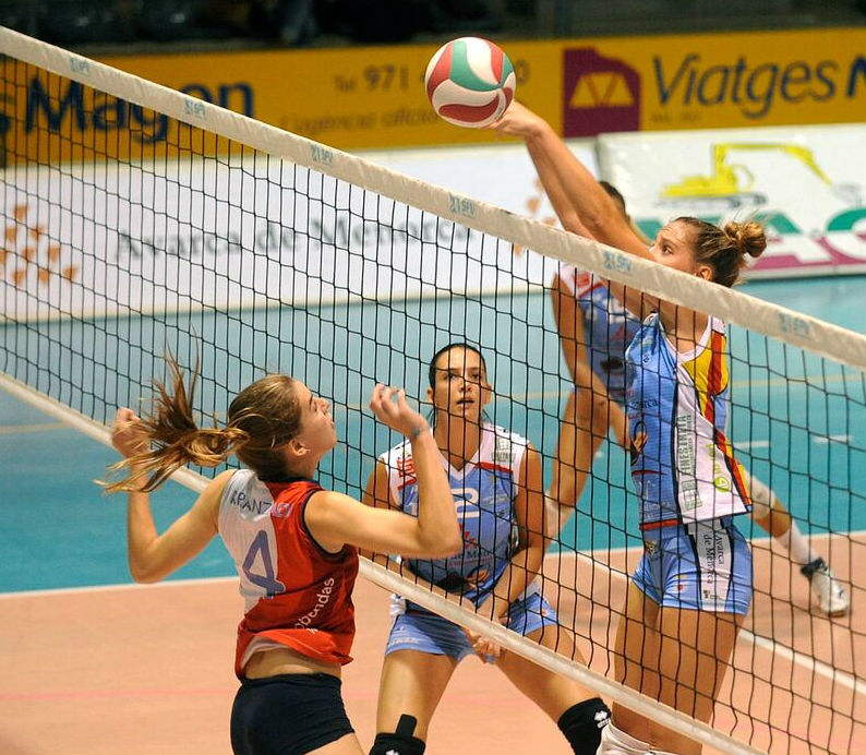 Bloqueo de Brun ante una jugadora del Alcobendas.