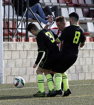 Lacueva trata de zafarse de dos jugadores del Soledad (Foto: deportesmenorca.com)