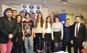 Algunos miembros del jurado junto a los premiados y algunos de los participantes en el concurso.