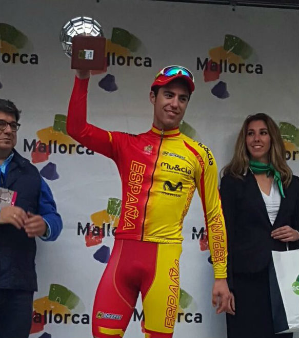 Torres, con el trofeo en lo más alto del podio (Foto: Challenge)