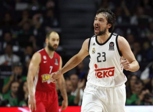 Llull celebra un triple ante Spanoulis.