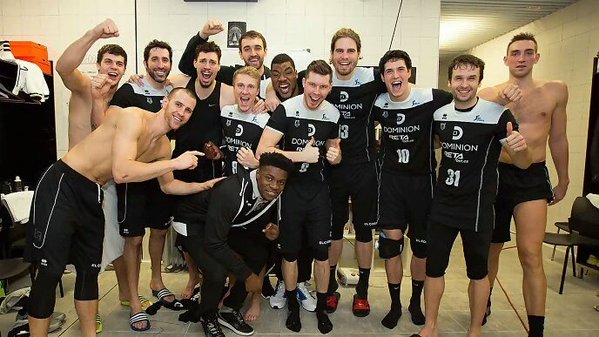 Suárez, celebrando la clasificación junto a sus compañeros.