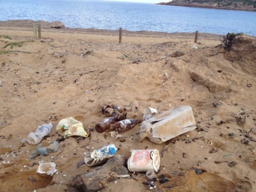 Imágenes de la suciedad en algunas playas (Fotos: @Menorcalitoral)