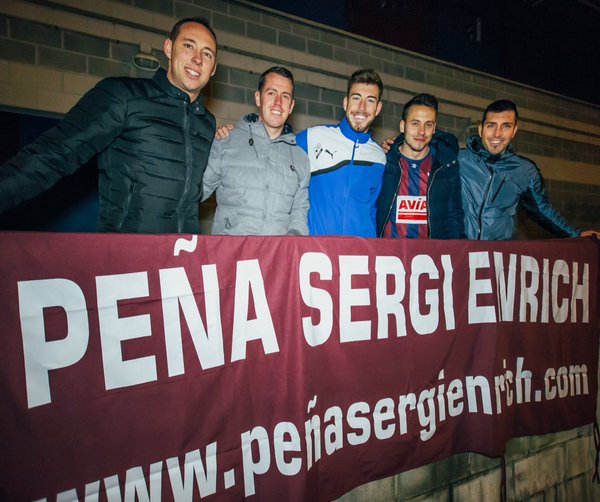 Enrich, con los integrantes de la peña (Fotos: SD Eibar)