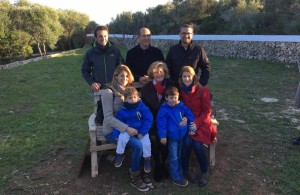 Deborah Hellyer con su familia y Carlos Coll. Foto: Iglesia Anglicana de Menorca.