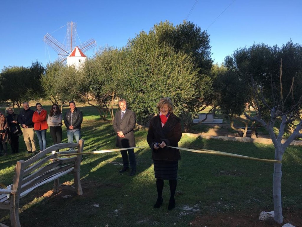 Deborah Hellyer cortando la cinta durante el homenaje. Foto: Iglesia Anglicana de Menorca.