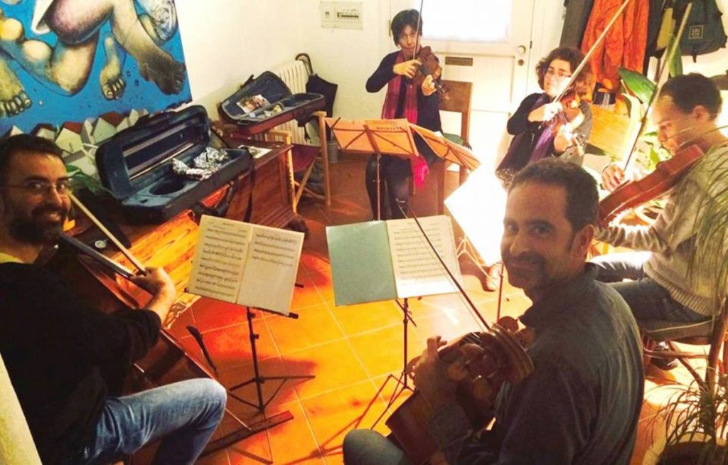 El Quartet Aguinaga y Pau Cardona ensayando para el concierto, en una imagen difundida por el Grup Filharmònic de Maó en las redes sociales.