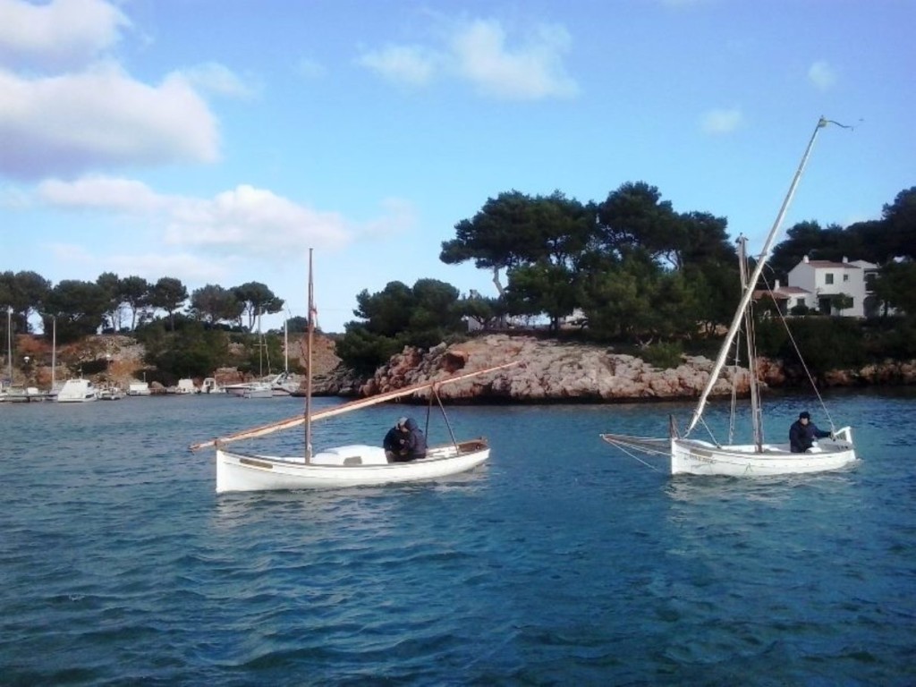 El sábado salieron hasta la bocana a motor y pospusieron la navegación a vela latina para el día 24. Foto: Amics de la Mar de Menorca.