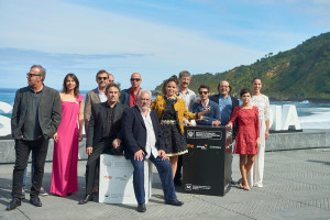 Olivia Delcán, de rojo a la derecha, en San Sebastián junto al equipo de la película 'Lejos del mar' que se estrena este 15 de enero en los cines españoles. Foto: José Gegundez.