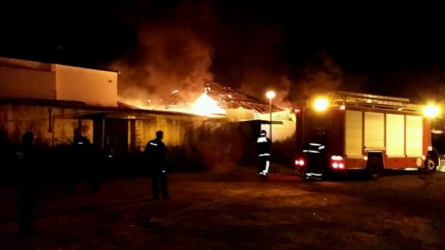 Imagen de los bomberos actuando en la discoteca (Fotos: Policía Local)